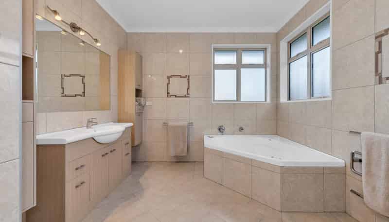 48 Porterfield Road, Whitford