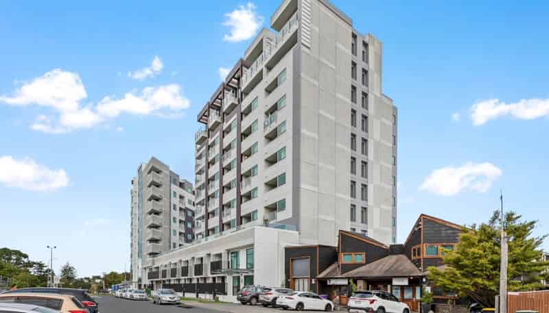 1005/8 Waikumete Road, Glen Eden