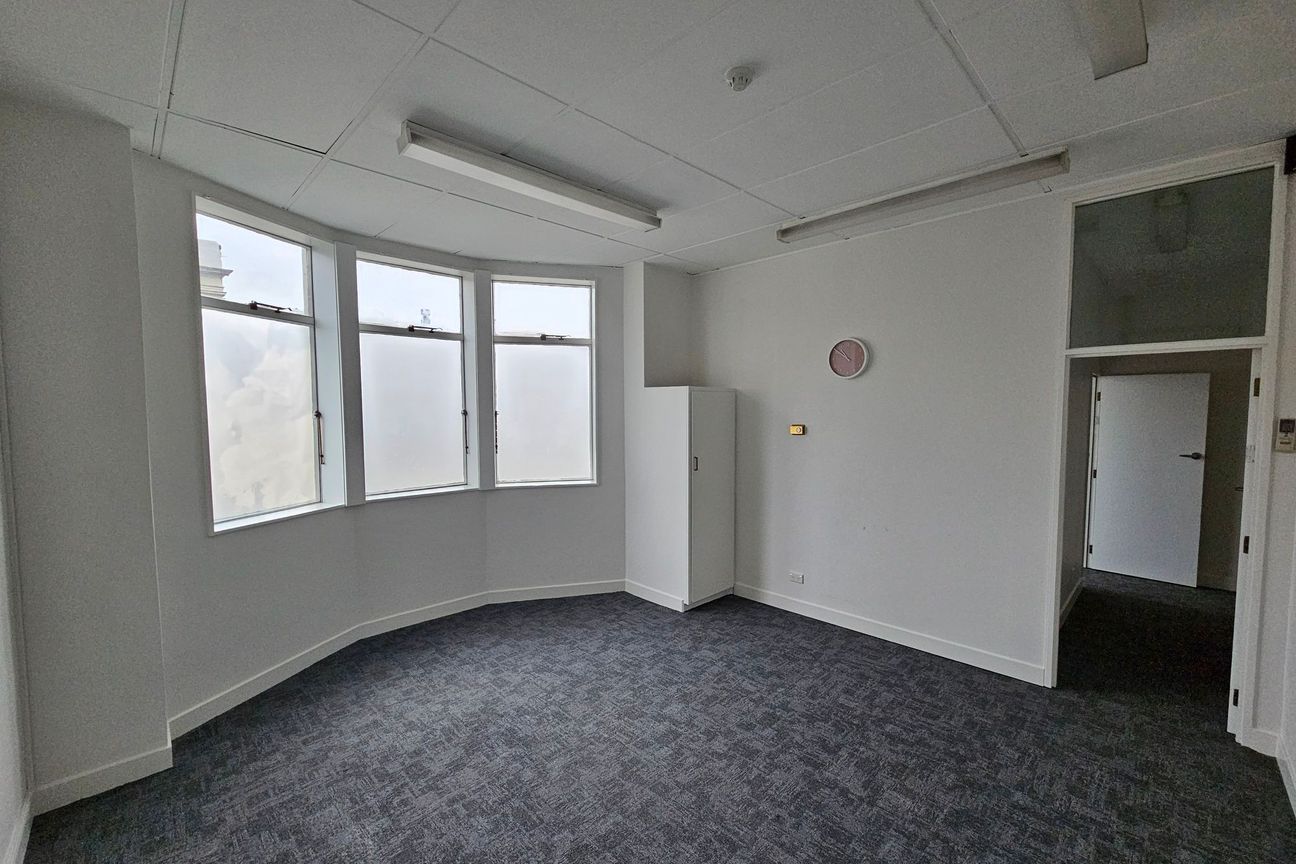 Office To Lease! - Vista 3