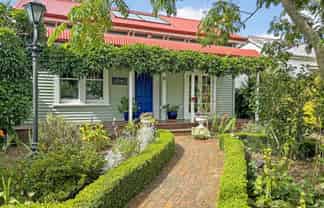 16 Hastings Street West, Sydenham