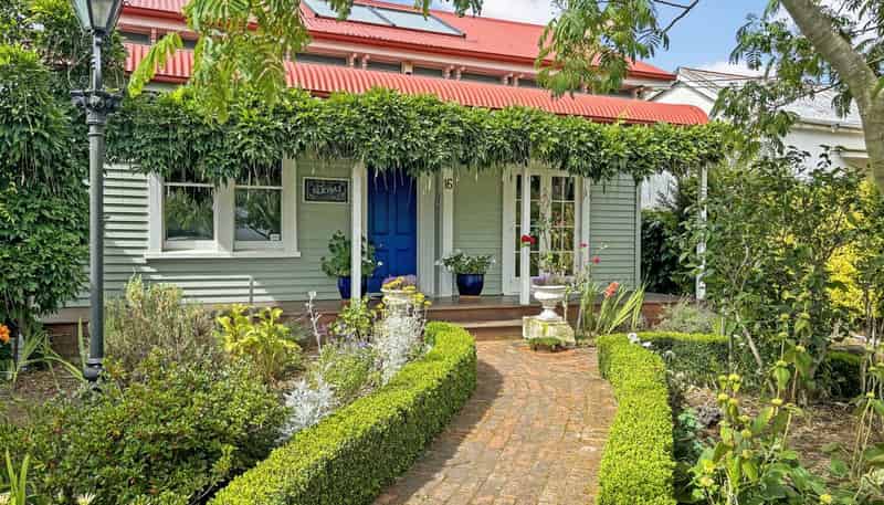 16 Hastings Street West, Sydenham