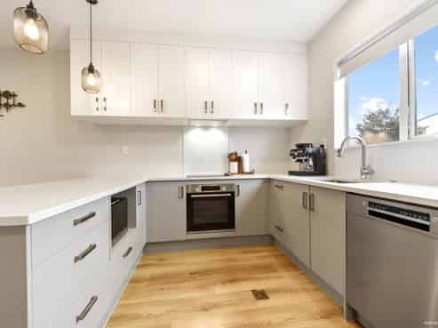 21 Kaimai Avenue, Massey