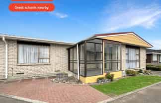 5 Chertsey Court, Roslyn