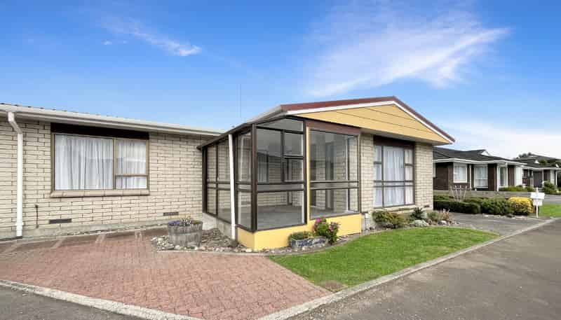 5 Chertsey Court, Roslyn