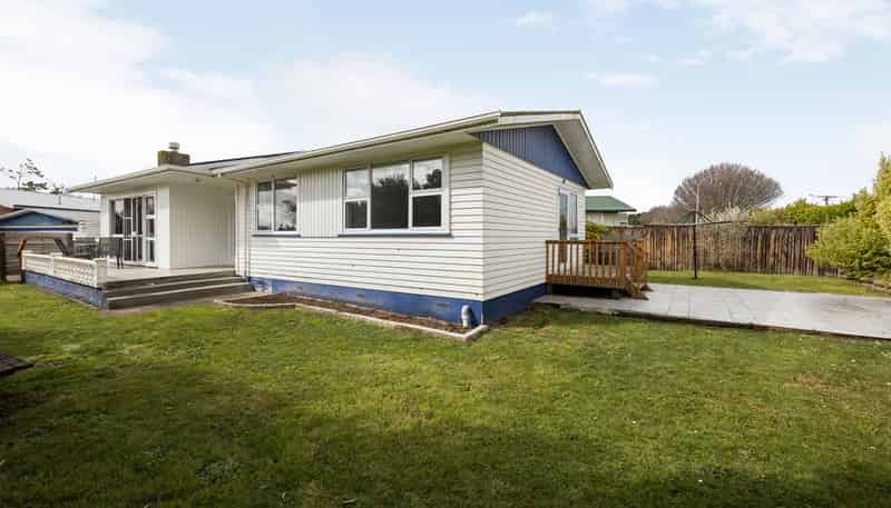 2 Rhonda Avenue, Deanwell