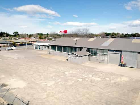 High-profile yard and workshop opportunity