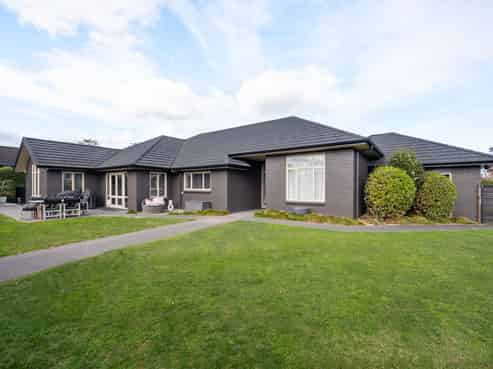 47 The Esplanade, Huntington