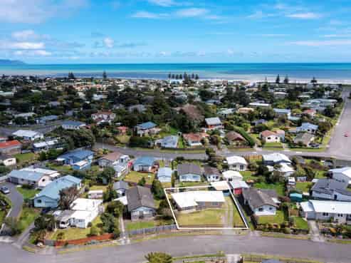 4 Colenso Place, Otaki Beach