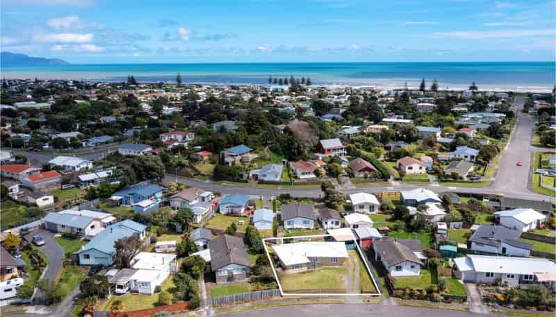 4 Colenso Place, Otaki Beach