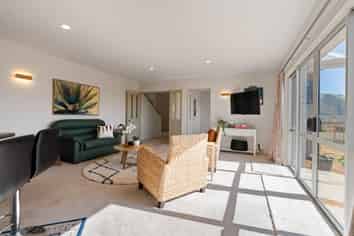 68 Downing Street, Crofton Downs