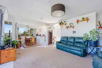 60 Ross Road, Topuni