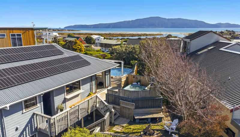 42 Hicks Crescent, Waikanae Beach
