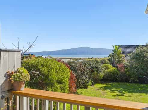 42 Hicks Crescent, Waikanae Beach