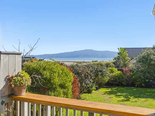 42 Hicks Crescent, Waikanae Beach
