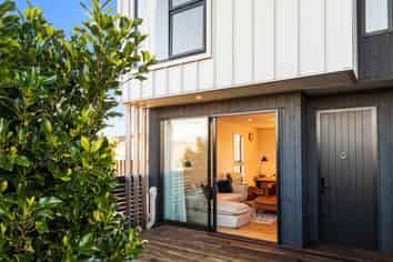 31/82 East Coast Road, Milford