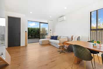 31/82 East Coast Road, Milford