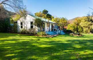 5B Lady Cobham Grove, Anakiwa