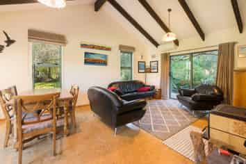 5B Lady Cobham Grove, Anakiwa