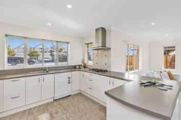  9 Saracen Avenue, Northwood