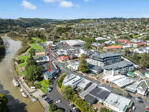 Riverfront tenanted investment