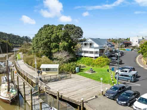 Riverfront tenanted investment