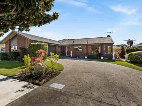 1 Hyatt Grove, Greenmeadows