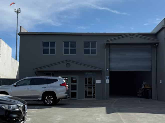 Smart Office & Warehouse Space