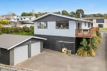 16 La Salle Drive, Westown