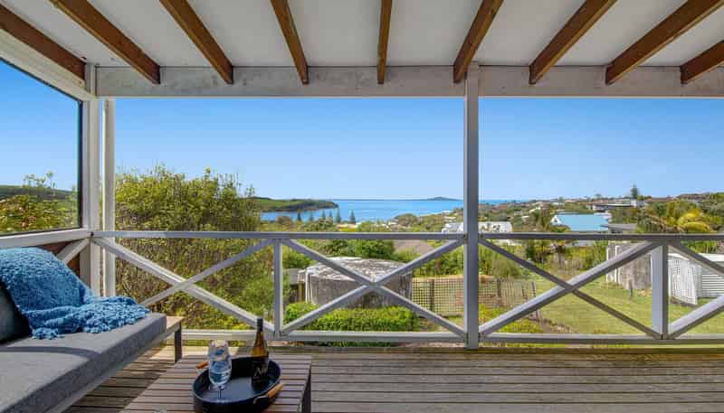 1435 Whangaparaoa Road, Army Bay