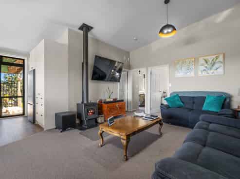 119 Card Road, Tauhei