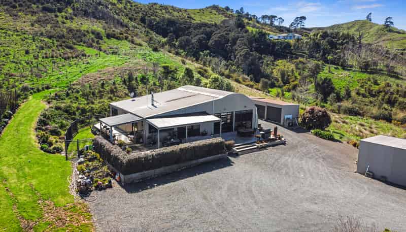 119 Card Road, Tauhei