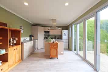432A Lorne Dacre Road, Roslyn Bush