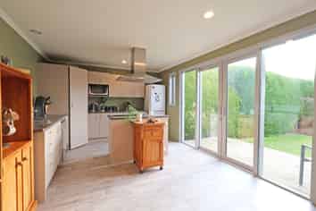 432A Lorne Dacre Road, Roslyn Bush