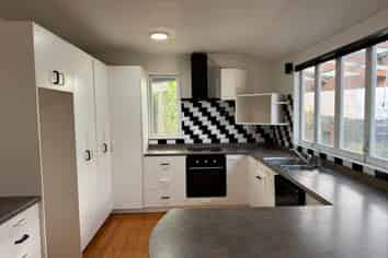 17 Hewlett Road, Massey