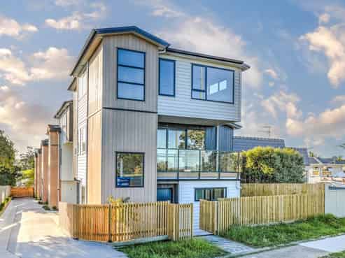 858C East Coast Road, Oteha