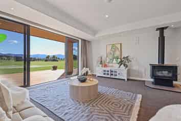 102 Glews Road, Cust