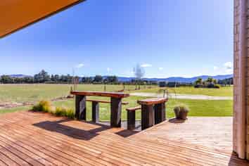 102 Glews Road, Cust