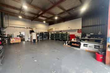 Trade/Storage Friendly Retail +Warehouse for lease