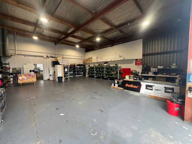 Trade/Storage Friendly Retail +Warehouse for lease