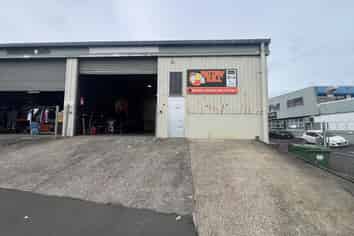 Trade/Storage Friendly Retail +Warehouse for lease