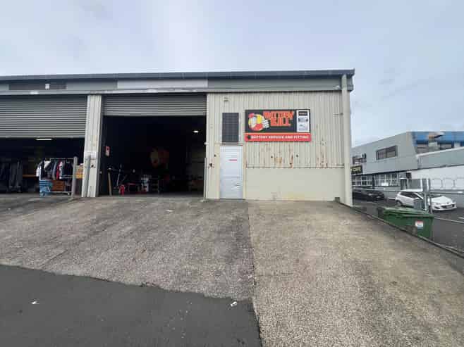 Trade/Storage Friendly Retail +Warehouse for lease