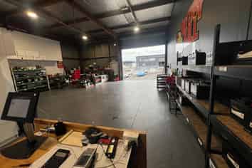 Trade/Storage Friendly Retail +Warehouse for lease