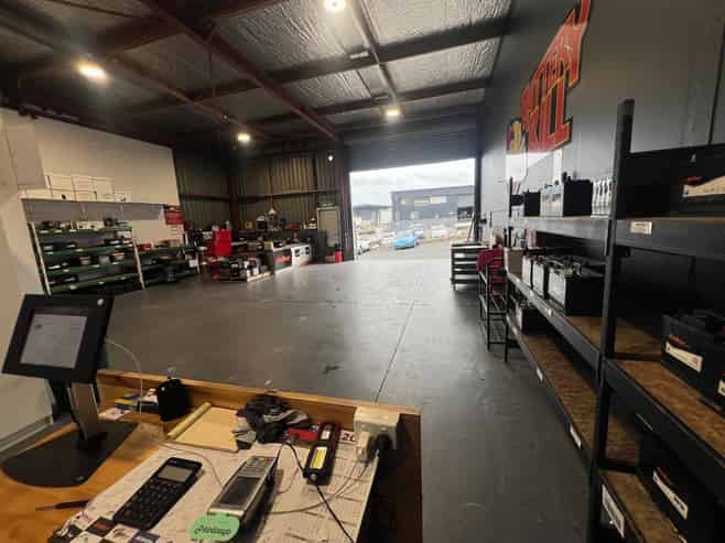 Trade/Storage Friendly Retail +Warehouse for lease