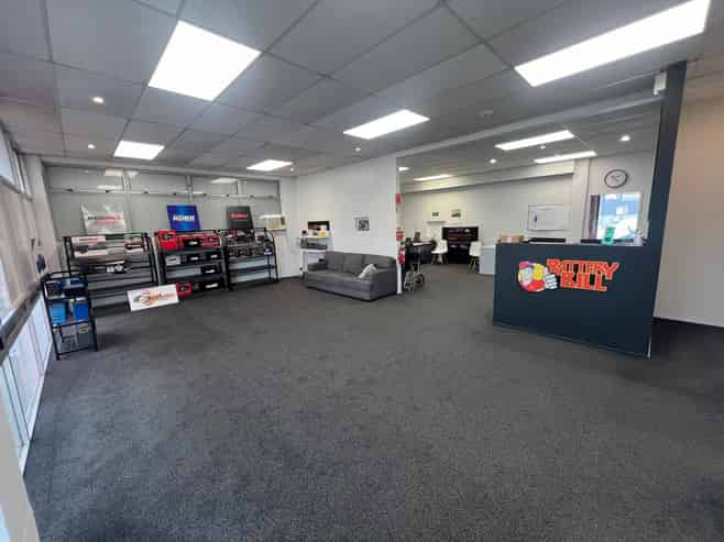 Trade/Storage Friendly Retail +Warehouse for lease