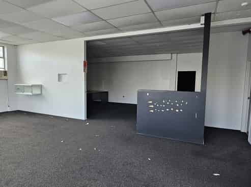 Trade/Storage Friendly Retail +Warehouse for lease