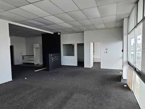 Trade/Storage Friendly Retail +Warehouse for lease