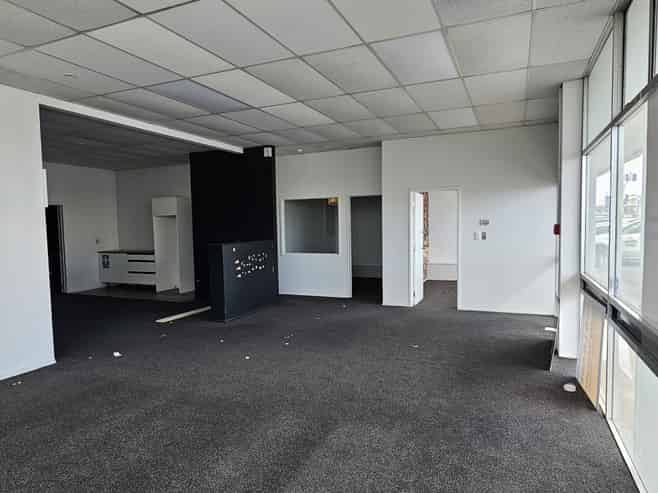 Trade/Storage Friendly Retail +Warehouse for lease