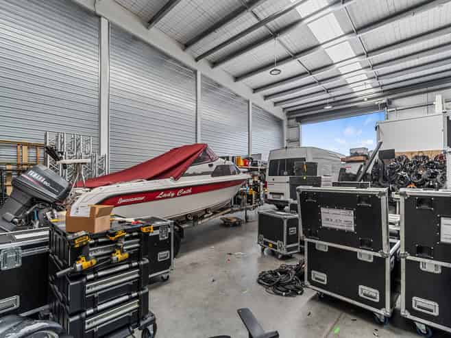 Warehouse with good sized office & parking