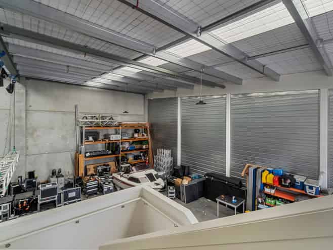 Warehouse with good sized office & parking