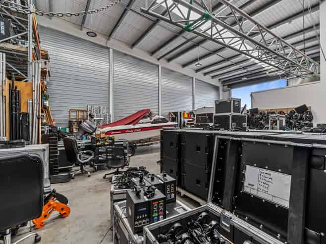 Warehouse with good sized office & parking